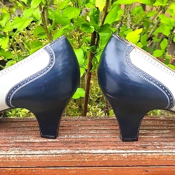 Ferragamo navy and white heels 7.5 - Picture 10 of 11